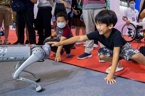 2022世界机器人大会 500余台机器人现场“炫技”