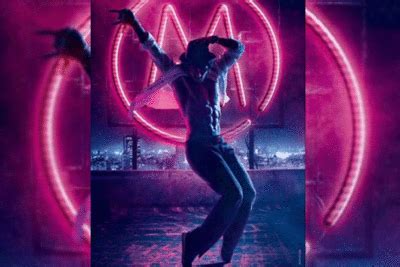 Tiger Shroff shakes it like Michael Jackson in 'Munna Michael' | Hindi ...