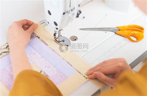 女人的手在缝纫机上工作高清图片下载-正版图片503584404-摄图网
