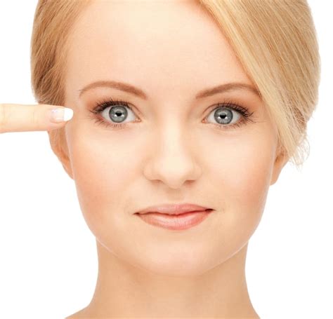 Picture of beautiful woman pointing to eye | Premium Photo