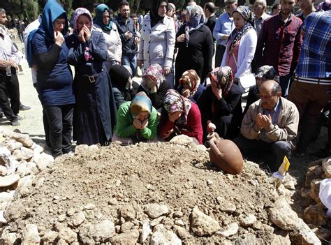 Mass Funerals, Mounting Anger as Turkey Mourns Mine Workers - IBTimes India