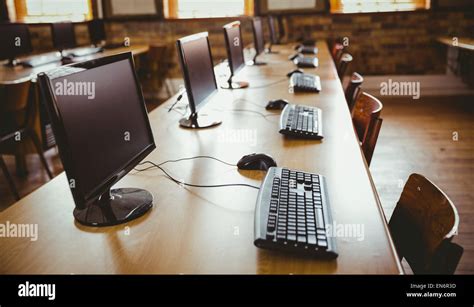 Empty Computer Shop 的图像结果