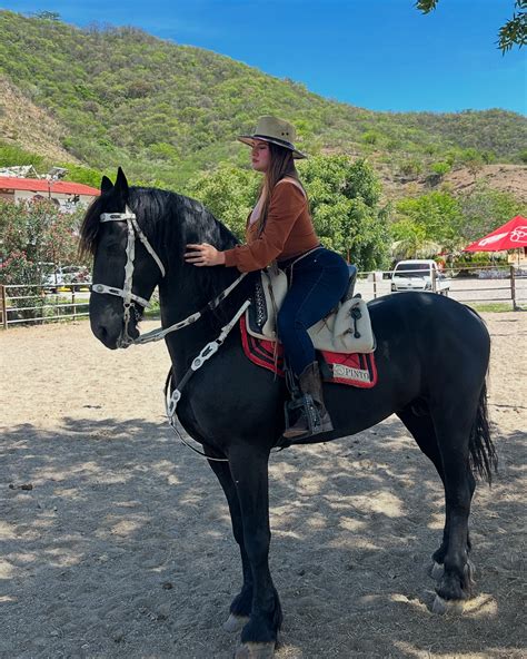 Yesenia Castillo (@yeseniacastillo25) • Instagram photos and videos