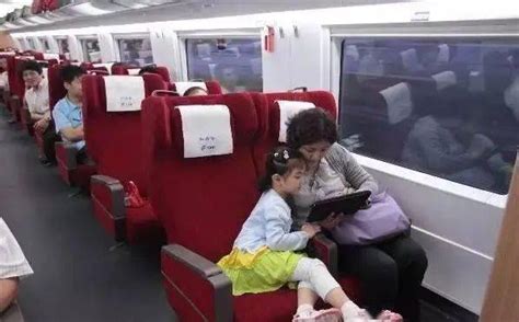 乘坐高铁从列车里出站的一家人高清图片下载-正版图片501996212-摄图网