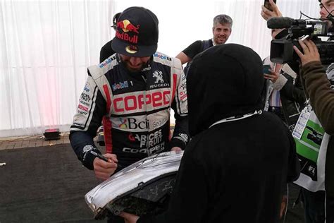 "Chaleco" López autografió su trofeo de guerra en en el Rally | Deportes