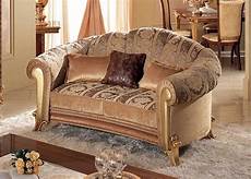 divani classici di lusso divano dalle morbide curve con pelle dorata idfdesign divani classici di lusso divano dalle morbide curve con pelle dorata idfdesign