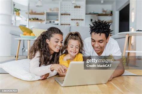 Family with Computer 的图像结果