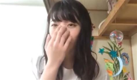 日本21岁美女偶像被经纪人讥讽皮肤白像女优，自尊心受伤直播哭诉