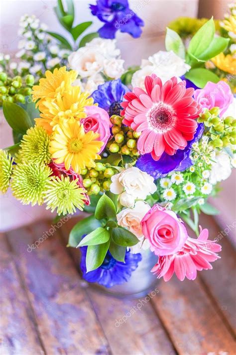 関連する画像の詳細をご覧ください。Profumo colorato di fiori primaverili in vaso vintage su fondo rustico ...