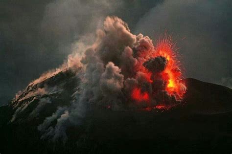 Exploding volcano | Volcano, Hawaii volcano, Nature hd