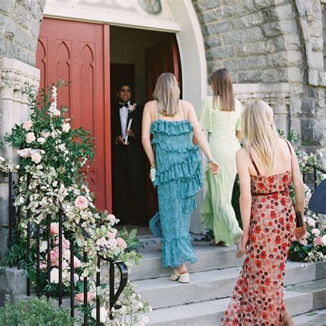 Entire Wedding Party Shares Bride 的图像结果