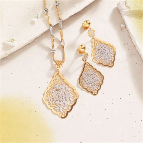 Buy Gold Pendant Set Online | Gold Pendant Set by Manubhai.