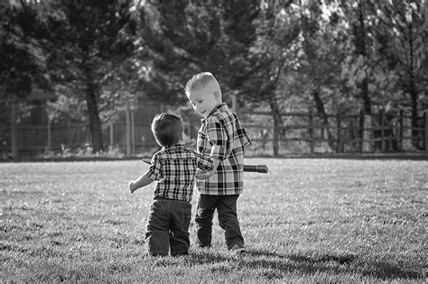 两个男孩在田里笑高清图片下载-正版图片501442733-摄图网