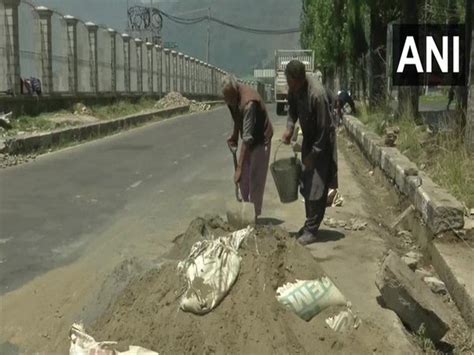 Jammu and Kashmir : Construction work resumes in Srinagar