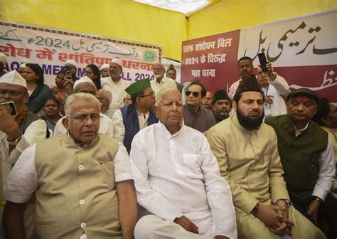 Protests over Waqf Bill rock Patna, Tejashwi attends AIMPLB dharna