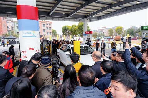 加油机器人入驻浙江油站 全球首个迈向商业化的“自学习”加油机器人_腾讯新闻