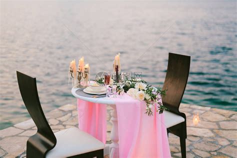 海滩边的浪漫餐桌高清图片下载-正版图片502795258-摄图网