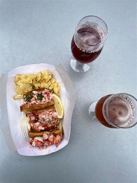 bite into maine lobster roll flight : r/FoodPorn