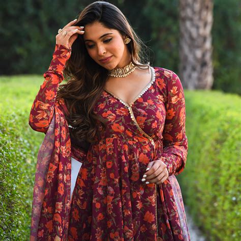 Ethnic Wear - Buy Indian Ethnic Wear for Women & Girls Online | Bunaai