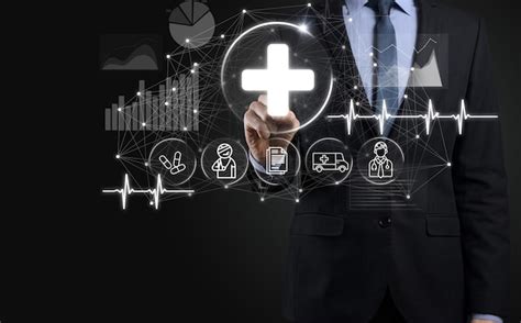 Geschäftsmann hält virtuelle und medizinische ...