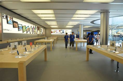 苹果iPhone11发售 北京苹果实体店外果粉排队等候