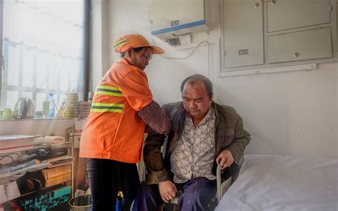 湖南长沙：环卫女工带着瘫痪丈夫去上班成为“岗位明星”---中国文明网