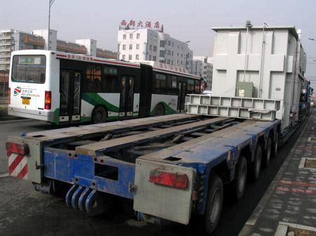 组图：北京超大货车运载变压器 总重200余吨_新浪汽车_新浪网