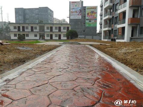 杭州一居民家门口地面有80℃ 热到烫脚：挖2小时后找到原因 网友称好险