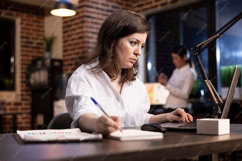 Manager reviews a project presentation | Free Photo
