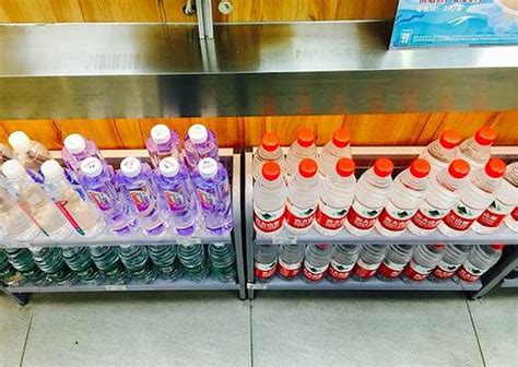 瓶装水的夏天：超市爱2元水 恒大冰泉已自降身价|瓶装水_新浪新闻