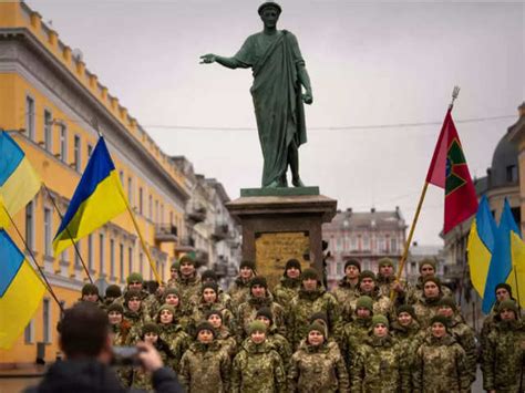 US official: Russia adds 7,000 more troops near Ukraine border - Flag ...