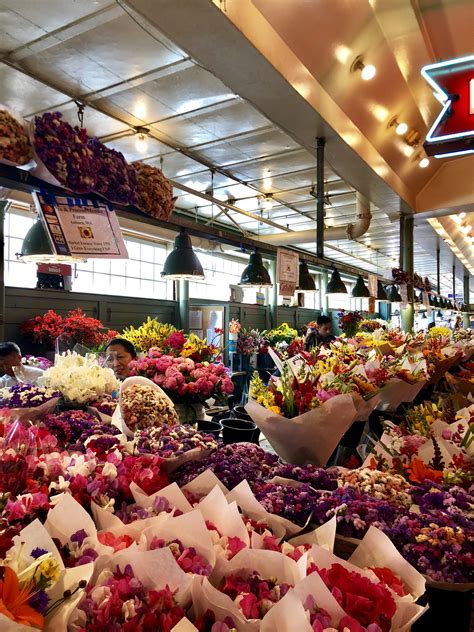 Pike place market flowers | Pike place market flowers, Green lake ...