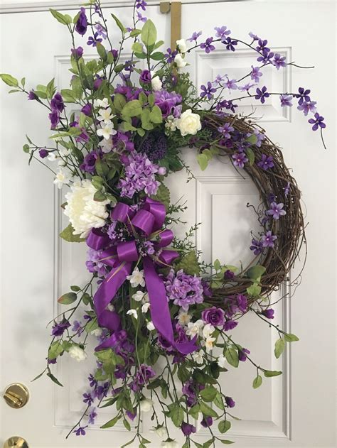 31 Brilliant Spring Door Wreaths Design Ideas - PIMPHOMEE | Floral door ...