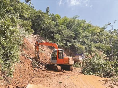 日照渣土车撒漏严重 破坏路面污染道路(组图) - 环保能源 - 中国网 • 山东