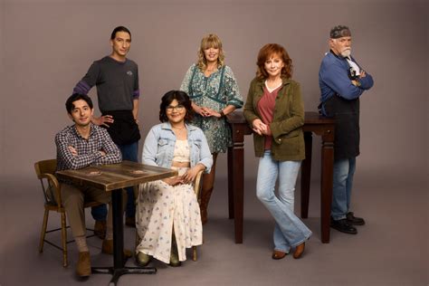 Reba Thanks Fans After “Happy’s Place” Pilot Reaches 10 Million Cross ...