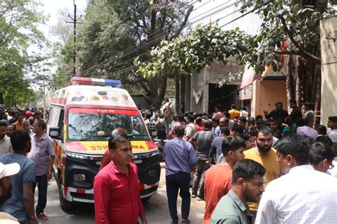 Indore: Over 25 people fall in stepwell after Beleshwar Temple ground ...