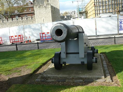 1800 12 Pounder Cast Iron Wooden Garrison Carriage Londres Tower Bridge ...