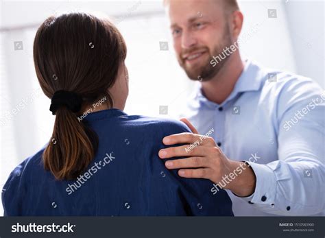 28,289 imágenes de Man hand on womans shoulders - Imágenes, fotos y ...