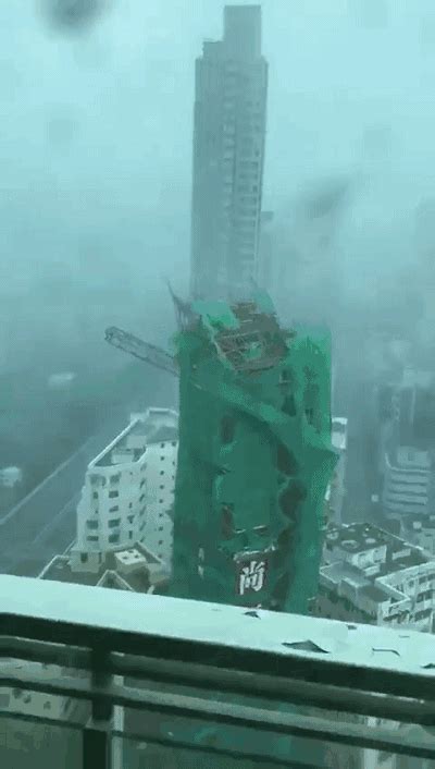 上海的中心大厦穿过云层，刮风摆动幅度超过一米，看完你还敢去吗_腾讯视频