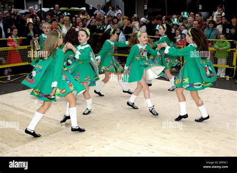 Traditional Irish dance and costume on St Patrick's Day, Derry Stock ...