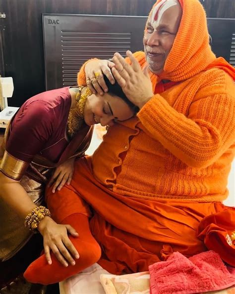 अयोध्या पहुंच कंगना रनौत ने लिया आचार्य श्री रामभद्राचार्य का आशीर्वाद ...