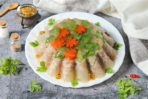 Праздничный холодец из свиных ножек, рульки и курицы - пошаговый рецепт ...
