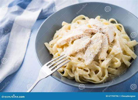 Fettuccine Alfredo De Las Pastas Con El Pollo Y El Parmesano Foto de ...