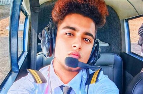 हार्मोनल थेरेपी बना अड़चन, देश के पहले ट्रांसजेंडर पायलट को डर...कहीं ...