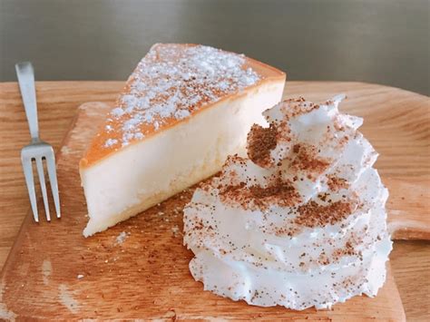 Close-up of dessert on cutting board | Premium Photo
