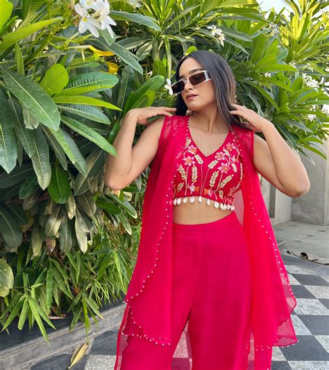 Hot Lily set – Manisha Soni