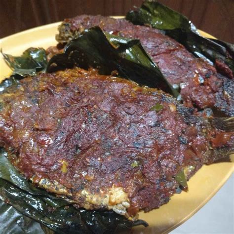 Roasted Malabar Fish Wrap/Karimeen Pollichathu recipe by Rekha Joseph ...