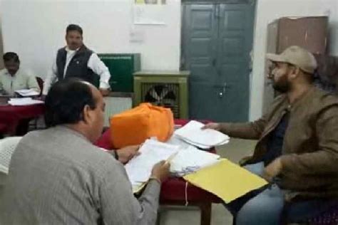 डामर घोटाला : PWD दफ्तर पहुंची EOW की टीम, अधिकारी-कर्मचारियों में मचा ...