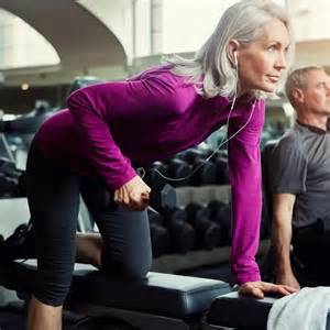 Los 10 mejores ejercicios para entrenar la fuerza a los 70 en casa y ...