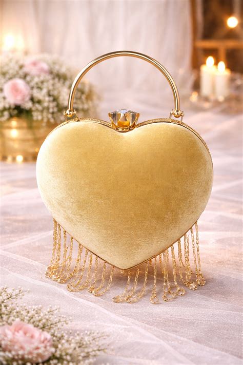 Seraphine Heart Clutch – URMOZ